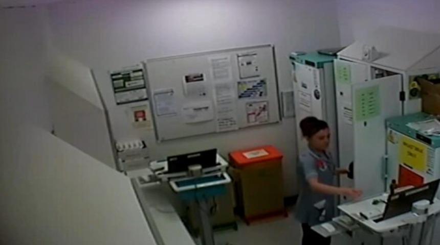 Hemşire, hastalara verilen ila&ccedil;ları kendi i&ccedil;erken yakalandı