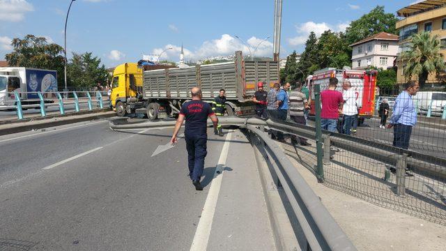 TIR, otomobile çarptı, D-100 ulaşıma kapandı