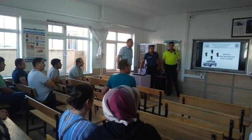 Öğretmenlere trafik semineri verildi