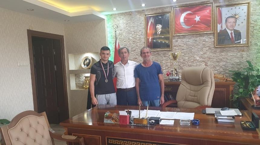 G&uuml;ny&uuml;z&uuml;l&uuml; şampiyon halterci madalyalara doymuyor