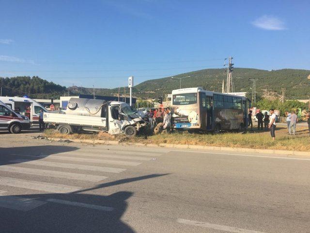 Yolcu midibüsü ile kamyonet çarpıştı: 5 yaralı