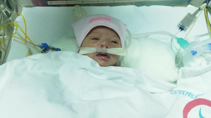 Kalp damarları ters doğan Hayat bebek, hayata tutundu