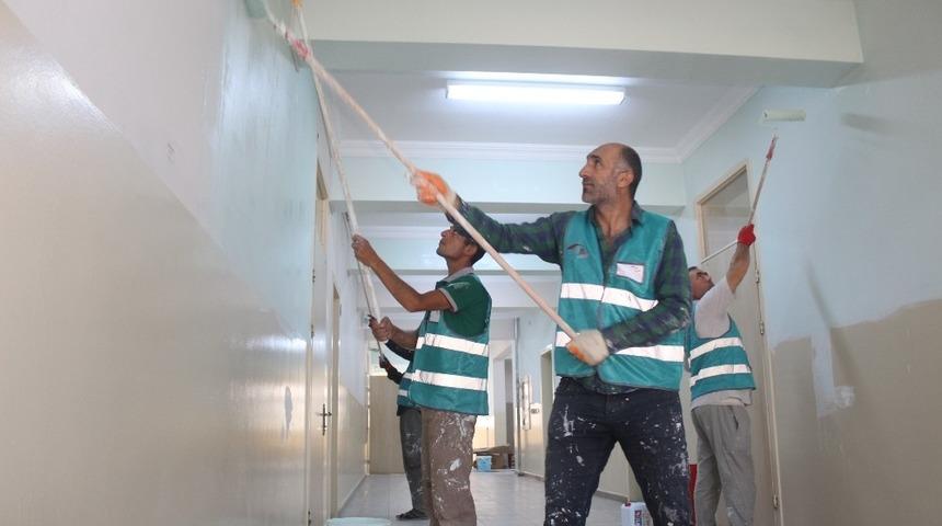 Okullar y&uuml;k&uuml;ml&uuml;lerin eliyle yeni eğitim yılına hazırlandı