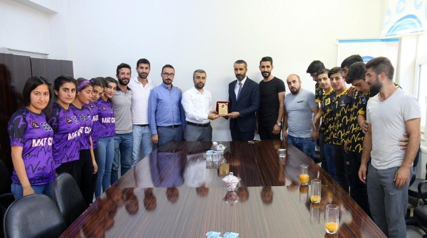 Van Hentbol Takımı&rsquo;ndan Başkan Say&rsquo;a plaket