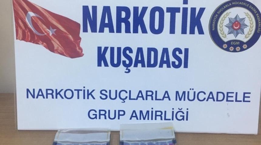 Kuşadası&rsquo;nda aranan zanlının &uuml;zerinden uyuşturucu &ccedil;ıktı