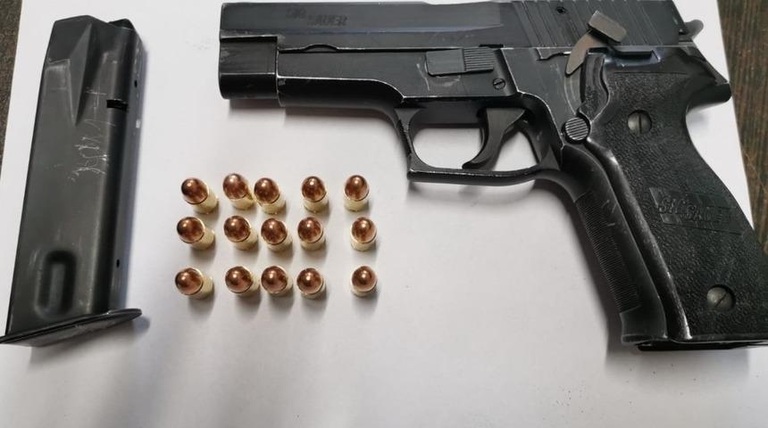 Ş&uuml;pheli s&uuml;r&uuml;c&uuml;n&uuml;n &uuml;zerinden tabanca ele ge&ccedil;irildi