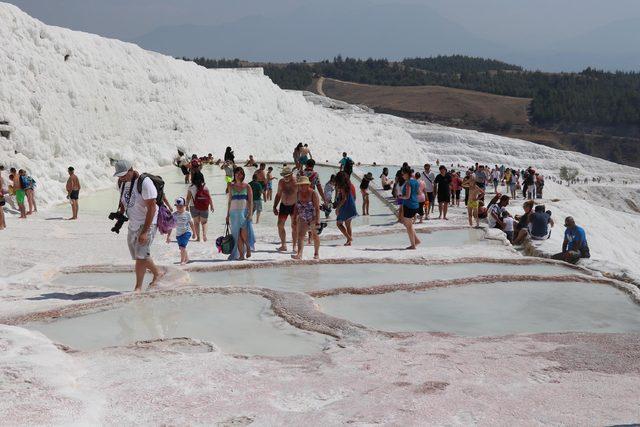 Pamukkale'ye ağustos ayında 400 bin ziyaretçi geldi