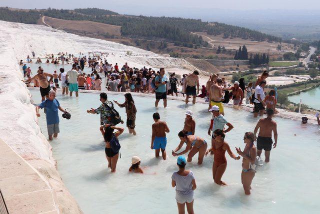 Pamukkale'ye ağustos ayında 400 bin ziyaretçi geldi