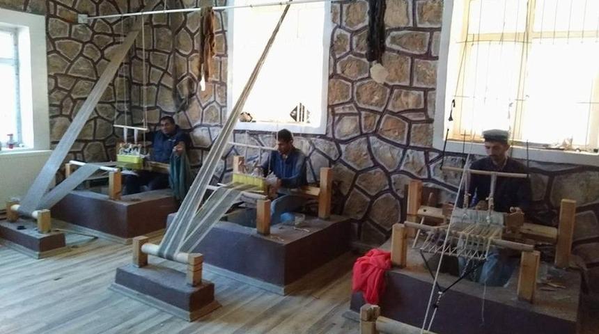 Siirt&rsquo;te y&ouml;re halkı hem meslek &ouml;ğreniyor hem de para kazanıyor