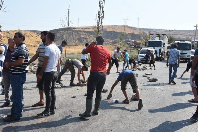 Katı atık toplayanlar, çöp depolama alanının yolunu taşla trafiğe kapattı