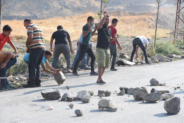 Katı atık toplayanlar, çöp depolama alanının yolunu taşla trafiğe kapattı