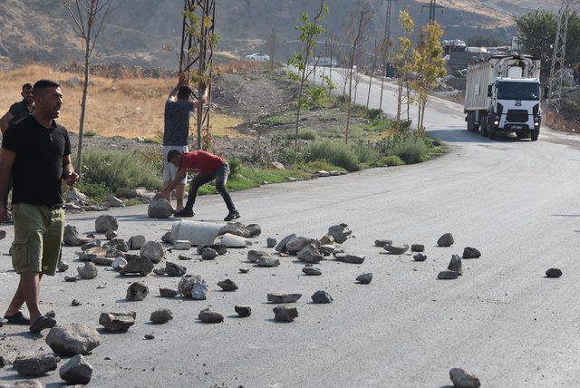 Katı atık toplayanlar, çöp depolama alanının yolunu taşla trafiğe kapattı