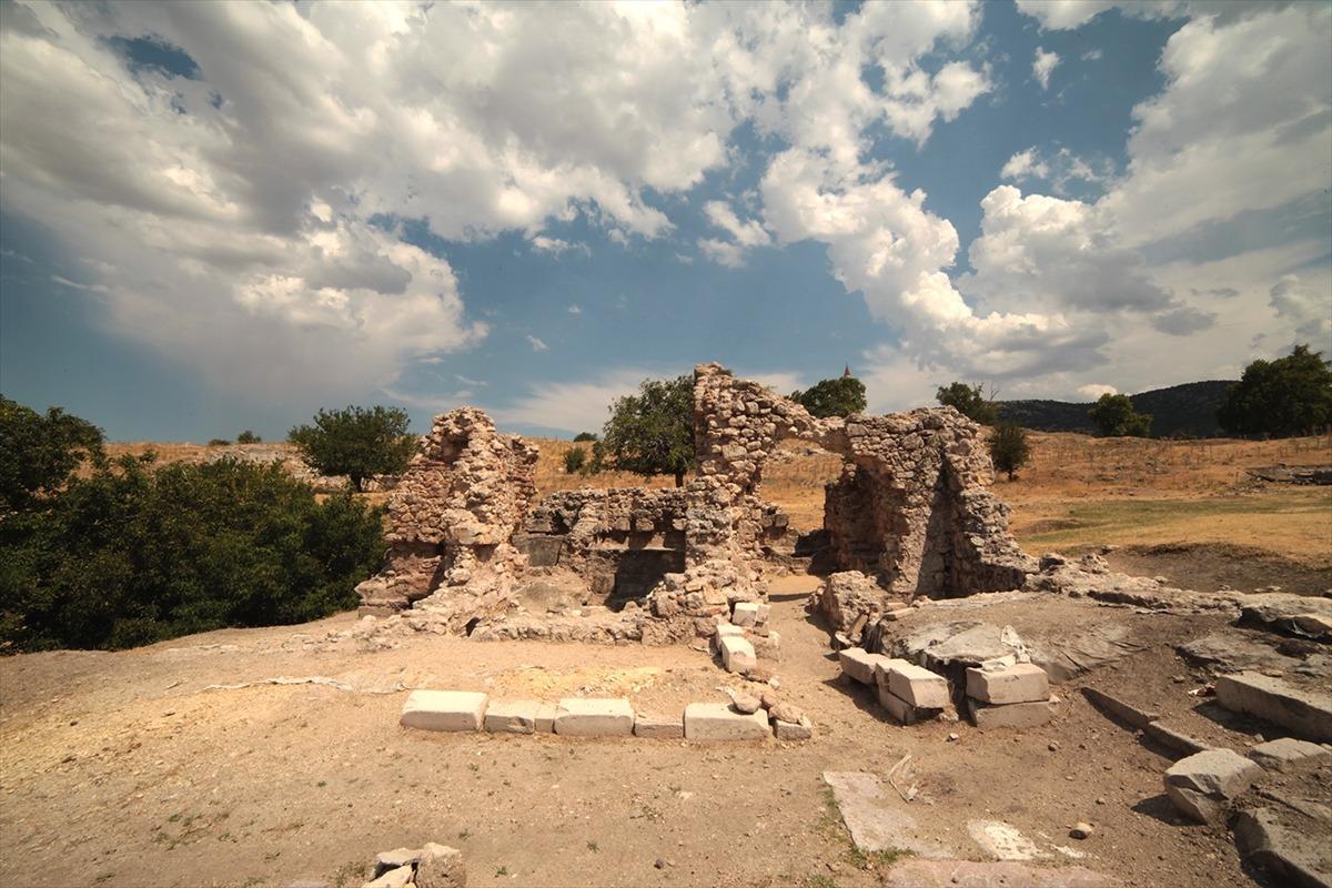Antik kentten g&ouml;t&uuml;r&uuml;p duvar yapmışlar!