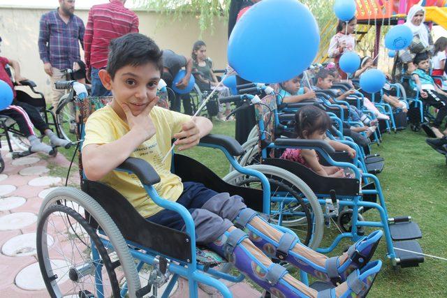 72 engelliye tekerlekli sandalye hediye etti
