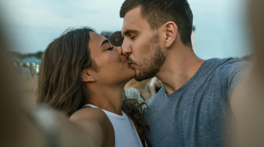 Mutlu olduğumuz için mi paylaşım yapıyoruz yoksa sosyal medyada görünsün diye mi?