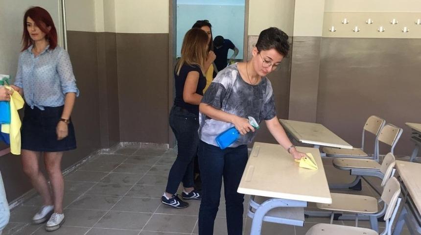 Kalem tutan eller, bu defa temizlik yaptı