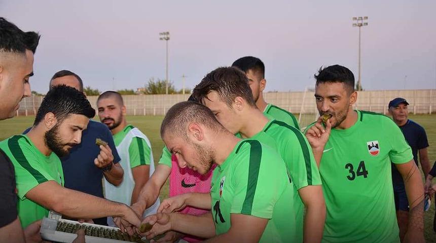 Taraftarlardan futbolculara tatlı ikramı