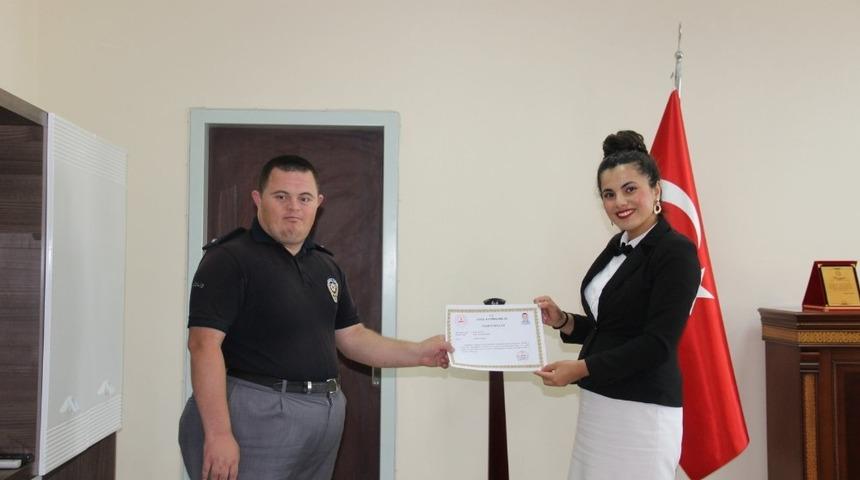 Aksaray&rsquo;da il&ccedil;enin &ouml;zel fahri bek&ccedil;isine başarı belgesi verildi
