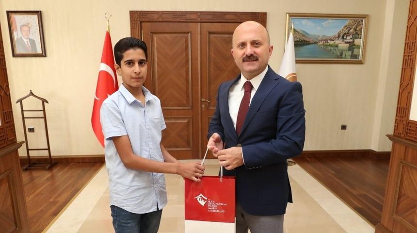 Vali Varol başarılı &ouml;ğrencileri &ouml;d&uuml;llendirdi