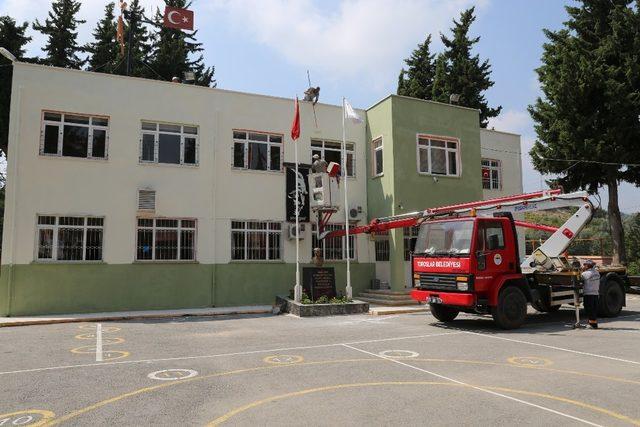 Toroslar Belediyesi, okulları boyamaya devam ediyor