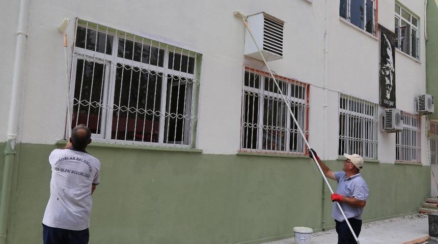 Toroslar Belediyesi, okulları boyamaya devam ediyor