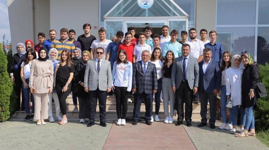 Başkan Doğan &uuml;niversiteyi kazanan &ouml;ğrencileri ağırladı