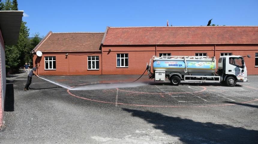 Karab&uuml;k&rsquo;te okul bah&ccedil;eleri yıkanıyor