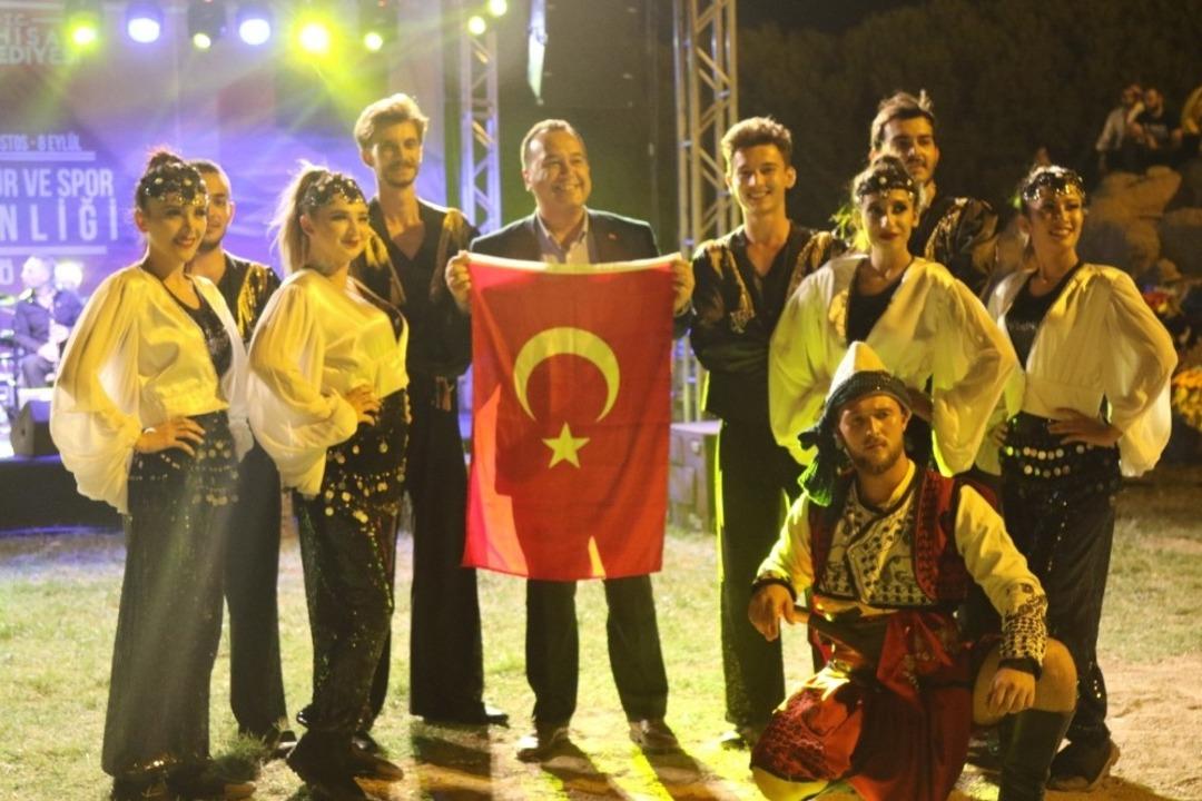 Balıkesirliler gecesinde renkli g&ouml;r&uuml;nt&uuml;ler