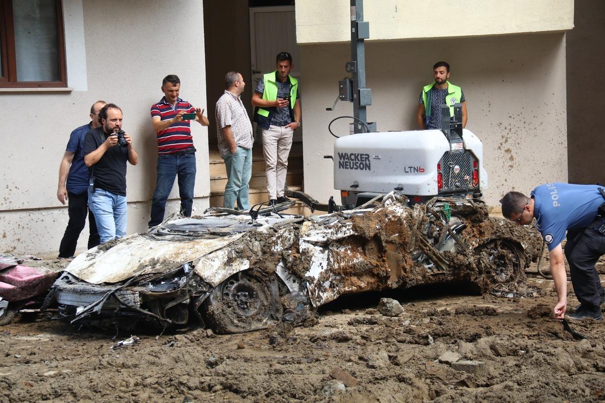 Rize'de toprak altında kalan ara&ccedil;lar &ccedil;ıkarıldı! İnanılmaz g&ouml;r&uuml;nt&uuml;