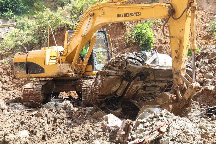 Rize'de toprak altında kalan araçlar çıkarıldı! İnanılmaz görüntü G2