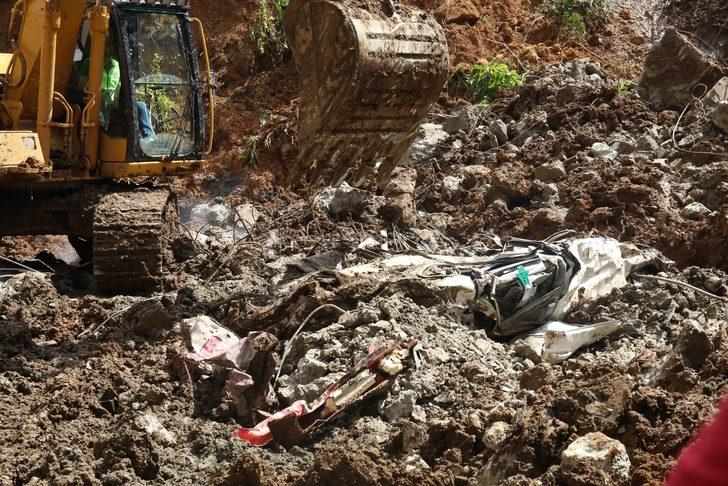 Rize'de toprak altında kalan araçlar çıkarıldı! İnanılmaz görüntü G3