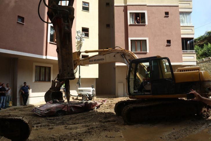 Rize'de toprak altında kalan araçlar çıkarıldı! İnanılmaz görüntü G4
