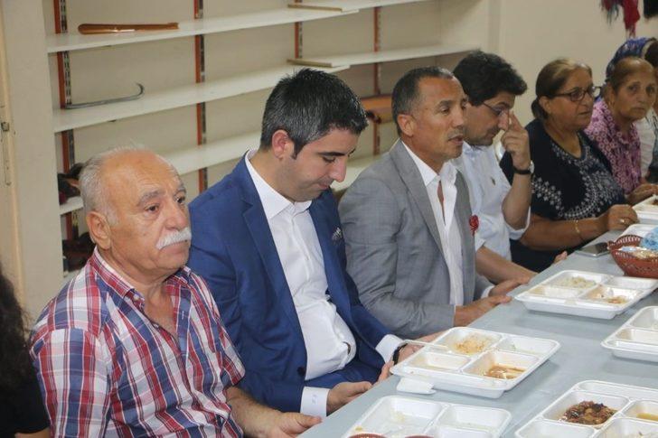 Başkan Yüksel, Uğur Mumcu Cemevi’nde muharrem iftarına katıldı G1