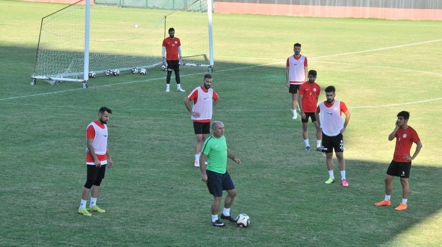 Karak&ouml;pr&uuml; Belediyespor hazırlıklarını s&uuml;rd&uuml;r&uuml;yor