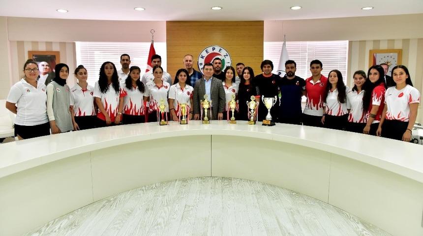 T&uuml;t&uuml;nc&uuml;,gen&ccedil; g&uuml;reş&ccedil;ileri ağırladı