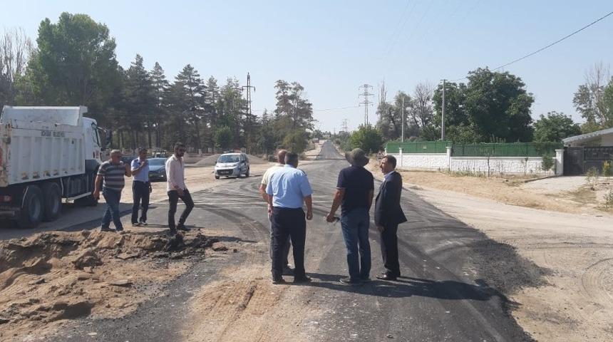 U&ccedil;hisar Belediye Başkanı S&uuml;sl&uuml; sıcak asfalt &ccedil;alışmalarını inceledi