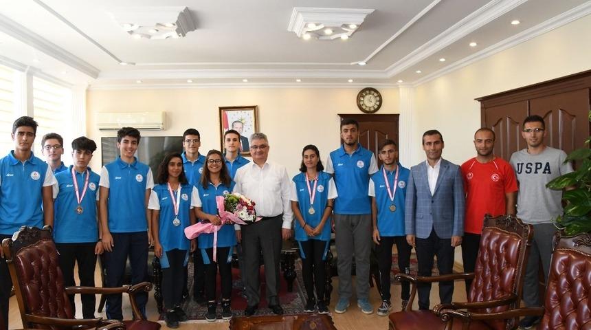 Deniz k&uuml;reği şampiyonlarından Vali Pekmez&rsquo;e ziyaret