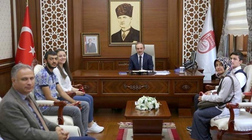 Vali Epcim başarılı &ouml;ğrencileri ağırladı