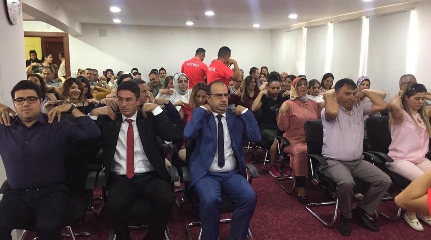 Sağlık &ccedil;alışanlarına masa başı egzersizi