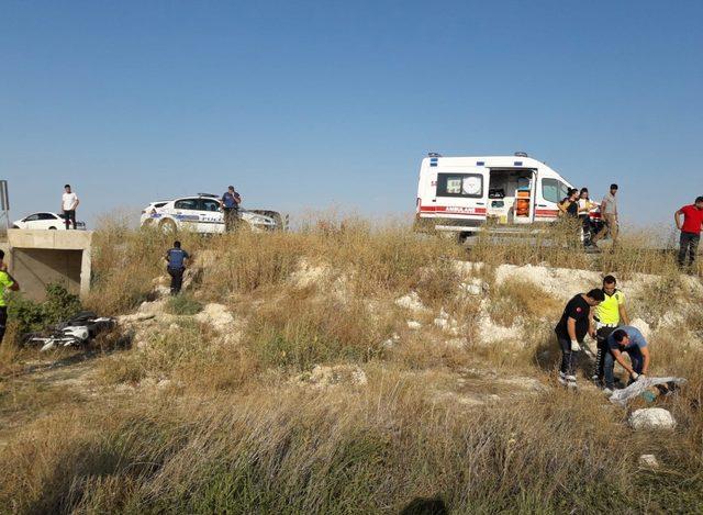 Motosiklet devrildi; kasksız sürücü öldü