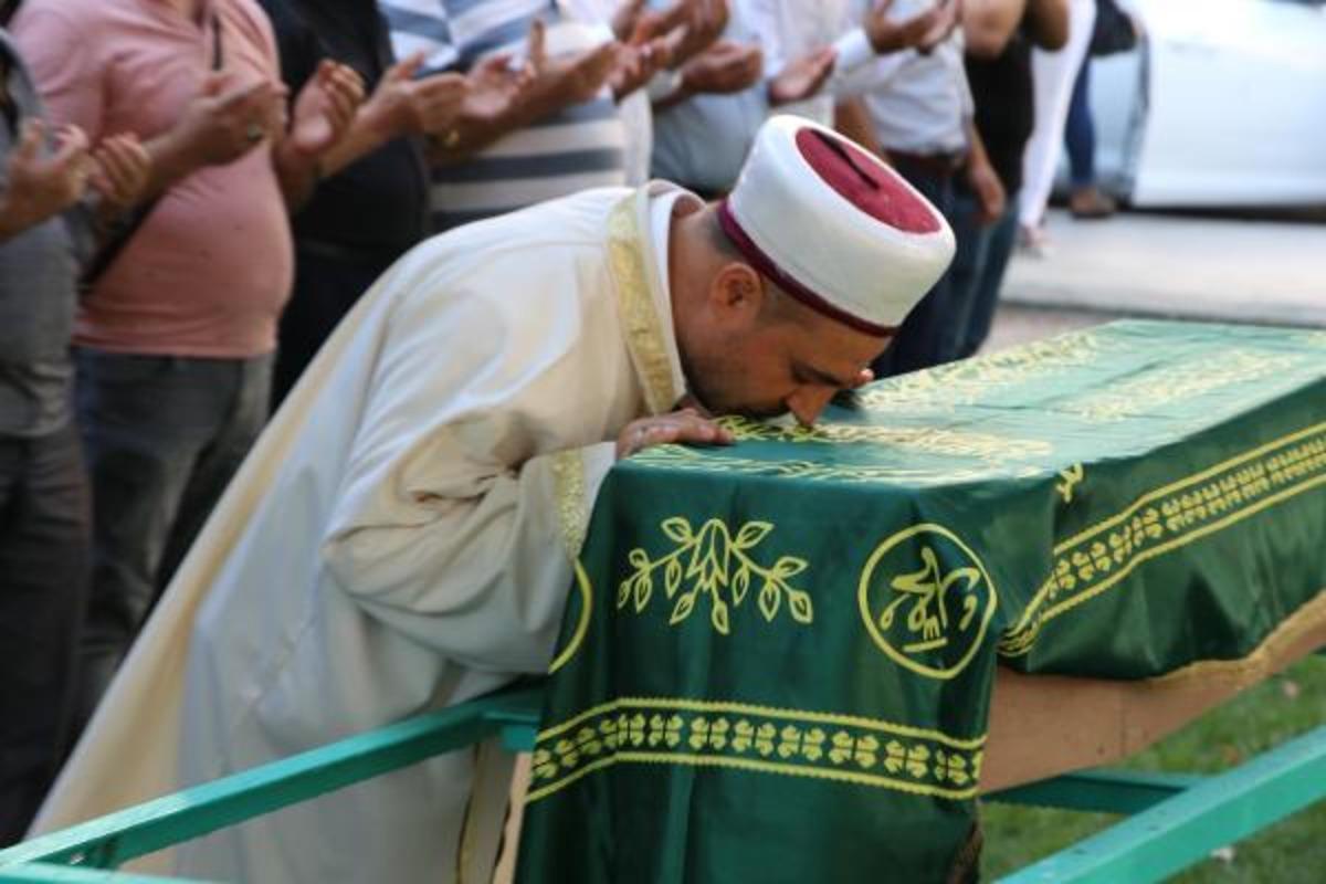 M&uuml;ft&uuml; 'mahcubuz' deyip tabutunu &ouml;pt&uuml;