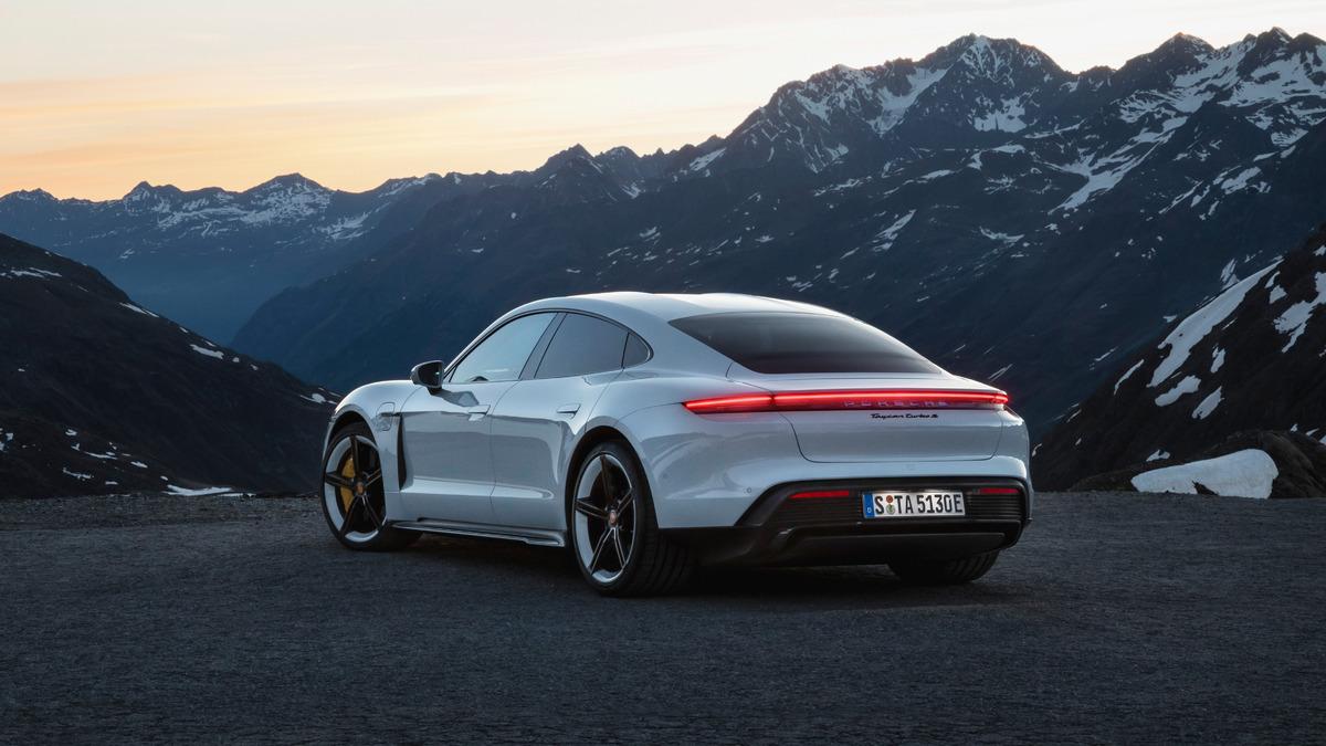 Ve karşınızda Porsche&rsquo;nin ilk tamamen elektrikli spor otomobili: Porsche Taycan