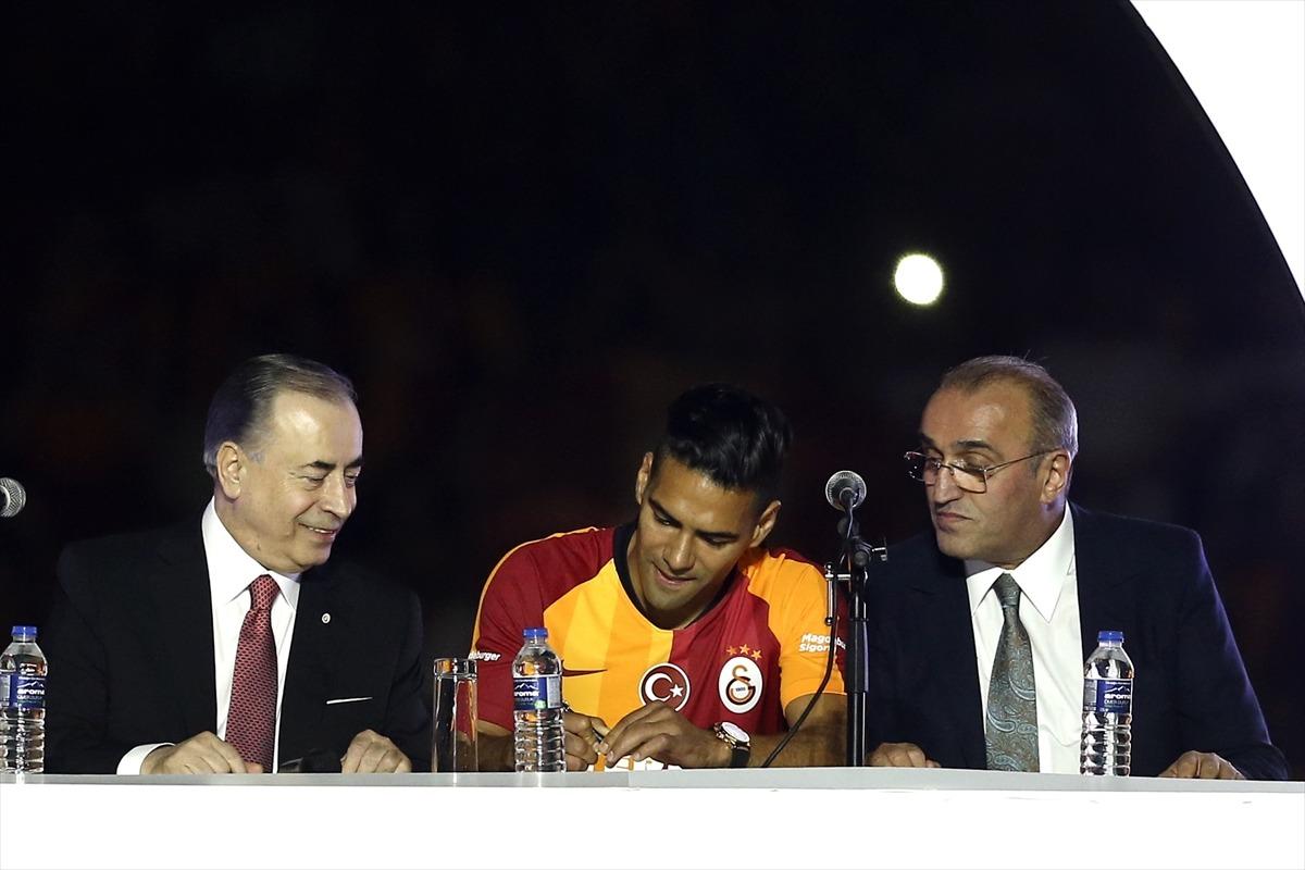 Galatasaray'dan g&ouml;vde g&ouml;sterisi! Falcao coşkusu