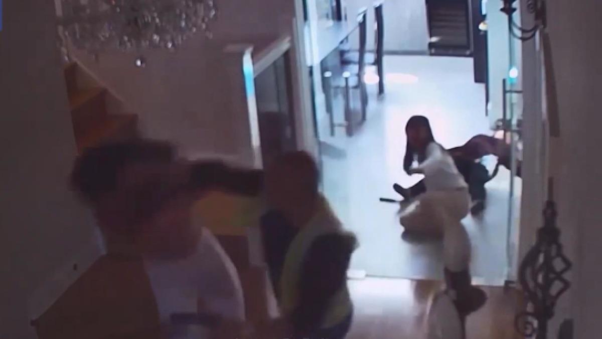 İngiltere bu olayla &ccedil;alkalandı! Kurye, girdiği evdeki &Ccedil;inli kadınları &ouml;l&uuml;m&uuml;ne darp etti