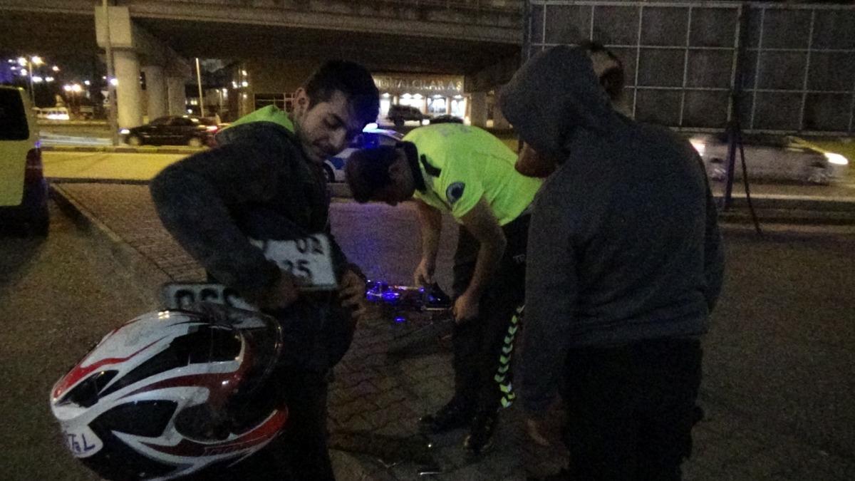 Hırsını alamayan s&uuml;r&uuml;c&uuml; &ouml;nce otob&uuml;se sonra motosiklete &ccedil;arpıp ka&ccedil;tı