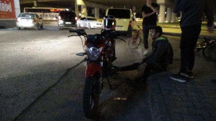 Hırsını alamayan sürücü önce otobüse sonra motosiklete çarpıp kaçtı G1