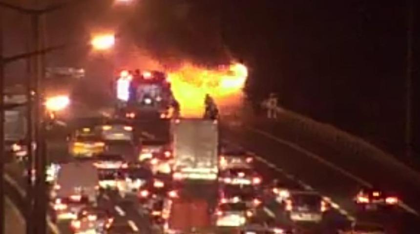 Son dakika: İstanbul'da özel halk otobüsü alev alev yandı