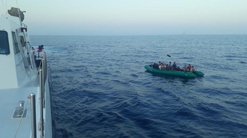 Kuşadası K&ouml;rfezi&rsquo;nde 31&rsquo;i &ccedil;ocuk 83 d&uuml;zensiz g&ouml;&ccedil;men yakalandı