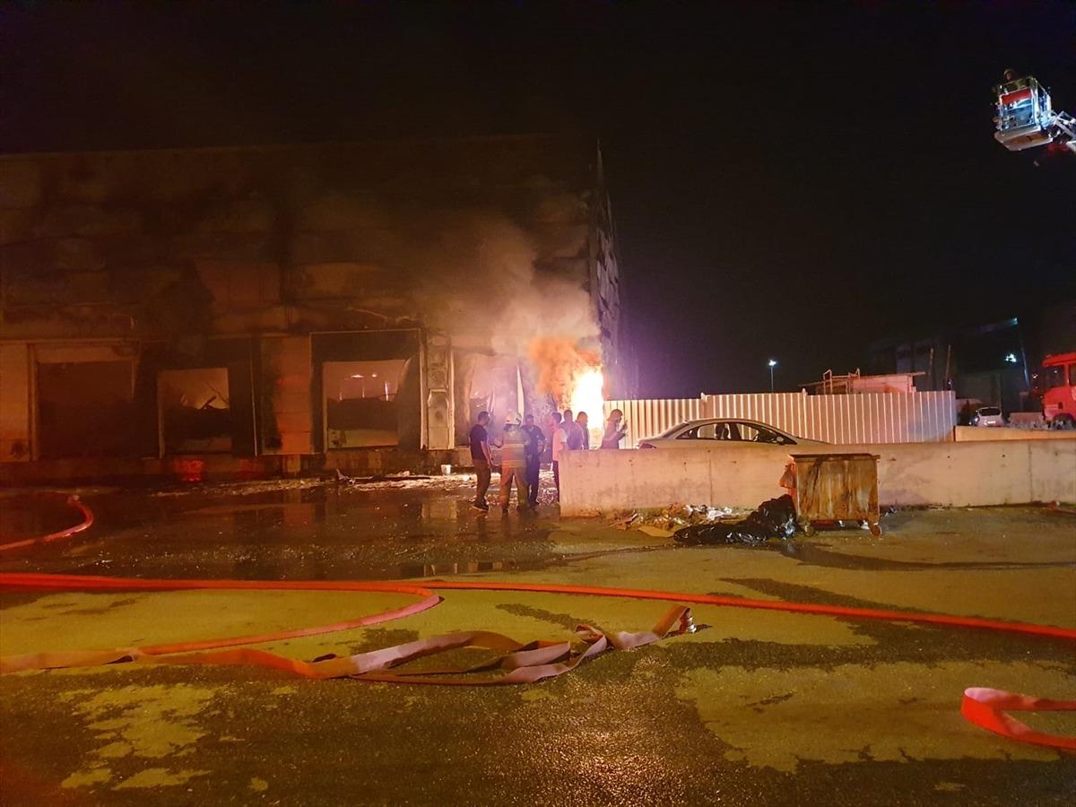 İzmir'de korkutan yangın! Ekmek fabrikası k&uuml;le d&ouml;nd&uuml;!