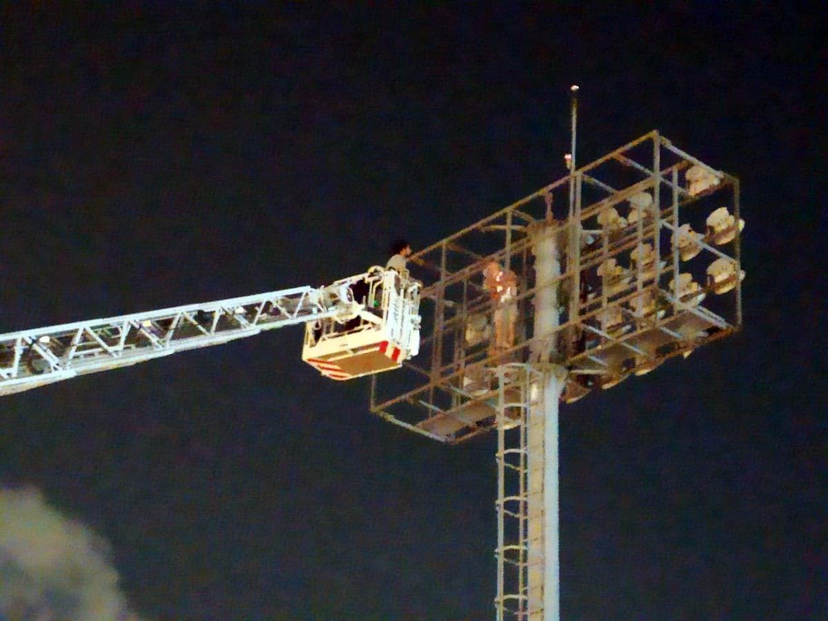 Y&uuml;rekleri ağza getirdi! Yarı &ccedil;ıplak bir şekilde stadın aydınlatma direğine &ccedil;ıktı!